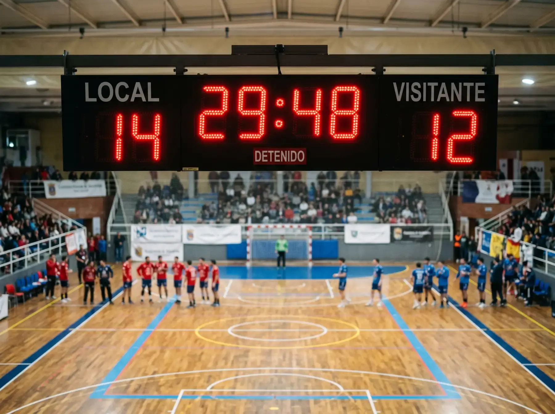 Cronómetro digital de partido de balonmano marcando el minuto de descanso en un pabellón profesional