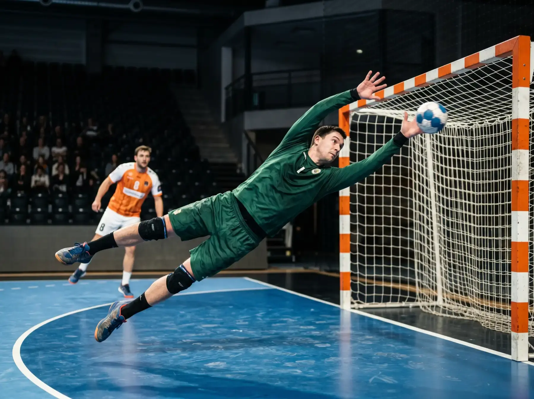 Portero de balonmano deteniendo un lanzamiento en un partido de la Liga ASOBAL
